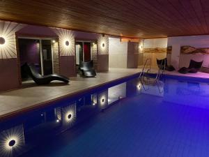a pool in a hotel room with a swimming pool at Eden-Hotel in Göttingen