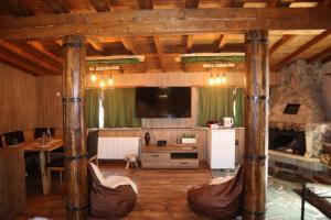 Roots Apartment في بوروفتس: غرفة معيشة مع طاولة ومدفأة