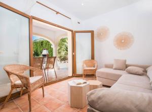 a living room with a couch and a table at Villa Martí in Calpe