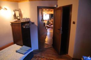 Roots Apartment في بوروفتس: ممر مع باب يؤدي إلى غرفة المعيشة