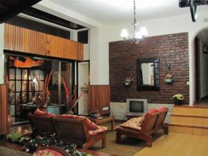 Una sala de estar con dos sillas y una chimenea. en Ruca Cheli Village Ski Hotel, en San Carlos de Bariloche