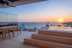 balcón con mesa de comedor y vistas al océano en Amara - Sea Your Only View™, en Limassol