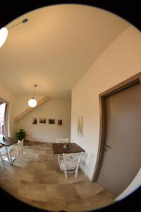 ein Zimmer mit einem Tisch und Stühlen sowie einem Esszimmer in der Unterkunft Element in Český Krumlov