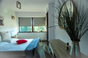 a bedroom with a bed and a potted plant at Silver Mountain B12 in Poiana Brasov