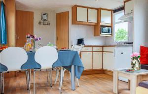 een keuken en een woonkamer met een tafel en stoelen bij Huis Nr, 5 in Woubrugge