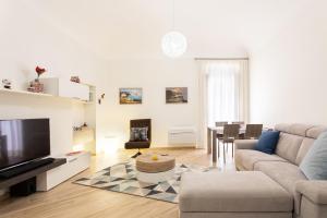 ein Wohnzimmer mit einem Sofa und einem Tisch in der Unterkunft Appartamento al Consiglio Reginale by Wonderful Italy in Syrakus