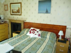Gulta vai gultas numurā naktsmītnē Weybourne Guest House