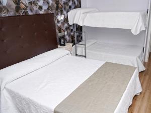 Ein Bett oder Betten in einem Zimmer der Unterkunft Hotel Castillo Benidorm