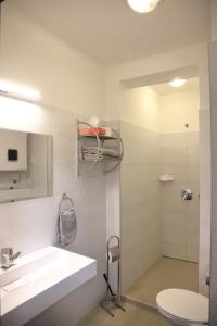 ペーチにあるStudio Gold apartmanの洗面台とトイレ付きのバスルーム