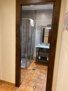 La salle de bains est pourvue d'une douche et d'un lavabo. dans l'établissement Alcaidia De Magina, à Cambil