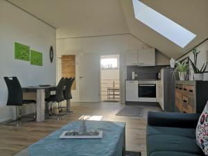 un soggiorno con un divano blu e un tavolo di FeWo Rügshofen a Gerolzhofen Altre 18 foto