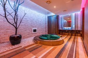 a bathroom with a tub and a tree in it at Vogue Boutique Motel in Yangmei +110 photos