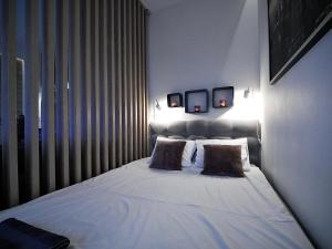 a bedroom with a large white bed with two pillows at 4UApart-Apartment studio Platan New York in Świnoujście