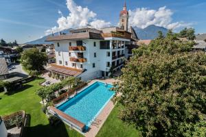 Bazén v ubytování Hotel Birkenbrunn nebo v jeho okolí