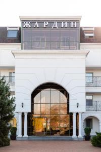 un grande edificio bianco con una grande finestra di Jardin Park Hotel a Rostov sul Don