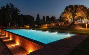 Bazén v ubytování Borgo Le Colline Luxury Agriturismo in Tuscany nebo v jeho okolí