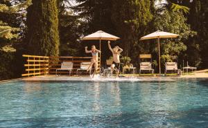 Bazén v ubytování Borgo Le Colline Luxury Agriturismo in Tuscany nebo v jeho okolí