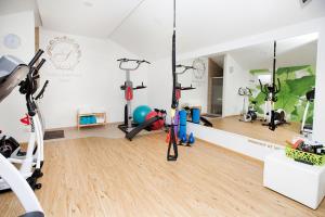 een fitnessruimte met hometrainers en fitnessapparatuur in een kamer bij Apartment Sasso in Split