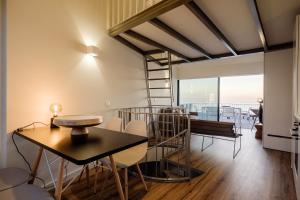 波尔图BOUTIQUE Rentals- ATTICO Luxury Design-Ocean views的带桌椅和阳台的客厅