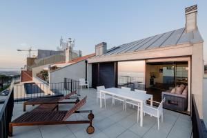 BOUTIQUE Rentals- ATTICO Luxury Design-Ocean views的阳台或露台