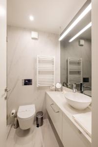 BOUTIQUE Rentals- ATTICO Luxury Design-Ocean views的一间浴室