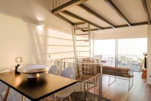 BOUTIQUE Rentals- ATTICO Luxury Design-Ocean views的阳台或露台