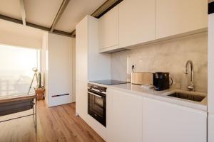 BOUTIQUE Rentals- ATTICO Luxury Design-Ocean views的厨房或小厨房