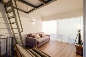 BOUTIQUE Rentals- ATTICO Luxury Design-Ocean views的休息区