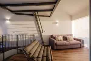 sala de estar con sofá y silla en BOUTIQUE Rentals- ATTICO Luxury Design-Ocean views en Oporto