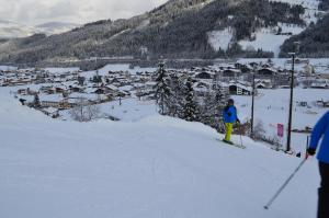 une personne à skis dans la neige sur une montagne dans l'établissement Hotel Starjet, à Flachau