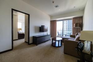 sala de estar con sofá, TV y espejo en Key View - Emaar Residences, Marina Mall en Dubái