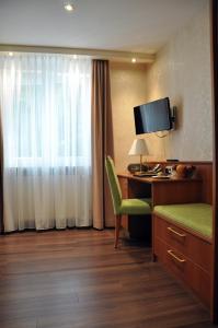 TV a/nebo společenská místnost v ubytování Hotel Anna