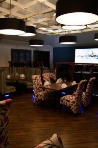 comedor con mesa, sillas y TV en Milford Hall Hotel - Hotel Under Renovation, new bedrooms from 01st June, en Salisbury