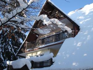 un edificio con balcón cubierto de nieve en Willa u Marii en Zakopane