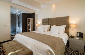 Postel nebo postele na pokoji v ubytování Carthage Thalasso Resort