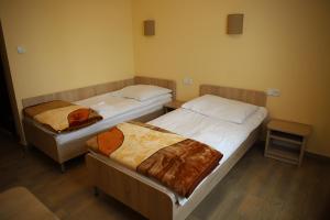 מיטה או מיטות בחדר ב-Dom Pielgrzyma BETLEJEM