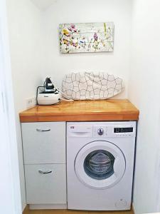uma máquina de lavar e secar roupa num quarto com um balcão em Apartamentos Gelimar em Puerto Rico de Gran Canaria