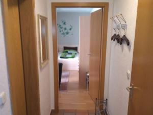 a hallway leading to a bedroom with a bed at Ferienwohnung Mauer in Neuenrade