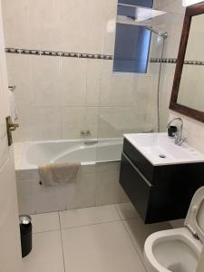 Bathroom sa Unit 62 Sealodge Umhlanga Beach