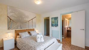 sypialnia z łóżkiem i dwoma ręcznikami na nim w obiekcie Casa Ami Guaro by Ruralidays w mieście Guaro +32 zdjęcia
