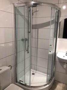 La salle de bains est pourvue d'une douche, de toilettes et d'un lavabo. dans l'établissement Noclegi Jachtklub Elbląg, à Elbląg