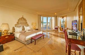 Postel nebo postele na pokoji v ubytování Carthage Thalasso Resort