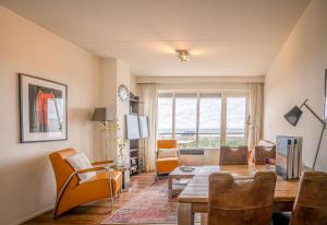 ein Wohnzimmer mit einem Tisch und Stühlen in der Unterkunft Appartementencomplex Juliana 154 in De Koog