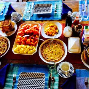 un tavolo con molti piatti di cibo sopra di Sea Heart House on Koggala Lake a Koggala