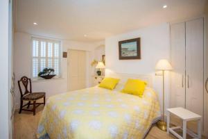 sypialnia z łóżkiem z 2 żółtymi poduszkami w obiekcie The Bath Retreat w mieście Bath