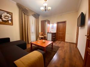 Odessa的住宿－Boomerang Business Hotel，带沙发和咖啡桌的客厅