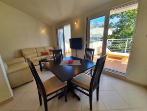 - une salle à manger avec une table, des chaises et un canapé dans l'établissement Magnolia Adriatic, à Kotor