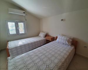 - une chambre avec 2 lits et une fenêtre dans l'établissement Magnolia Adriatic, à Kotor