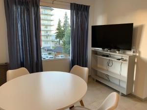 sala de estar con mesa y TV en Frente al lago en San Carlos de Bariloche