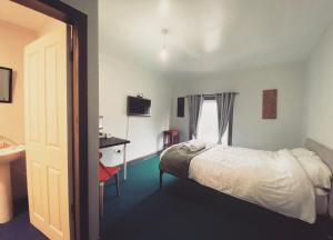 Kings Hotel Blackburn في بلاكبيرن: غرفة نوم بسرير ومغسلة ونافذة